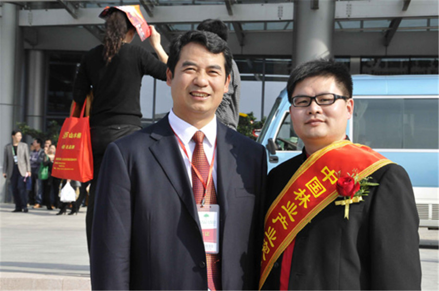 大衛(wèi)地板蔣董榮獲“中國林業(yè)產(chǎn)業(yè)突出貢獻(xiàn)獎(jiǎng)”.jpg